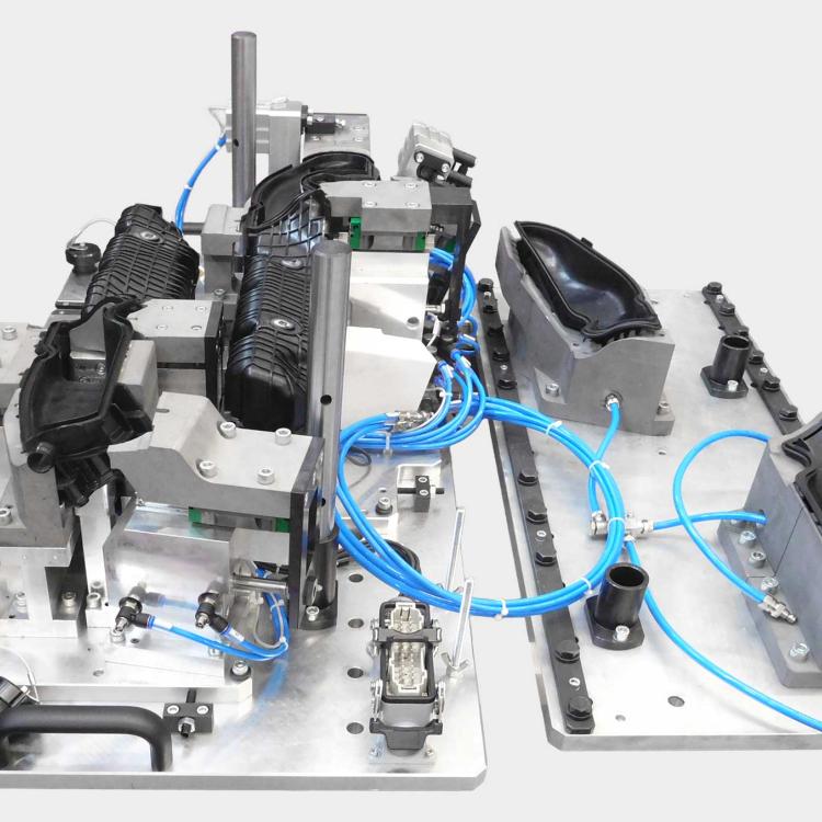 Vibration welding tool with loaded parts