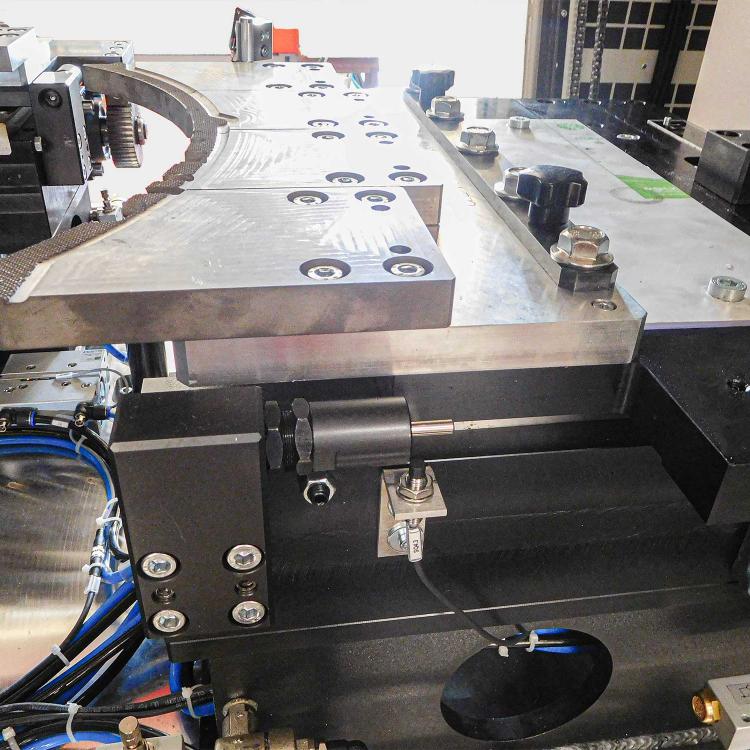 Vibration welding tool, lower fixture detail with contrast actuator