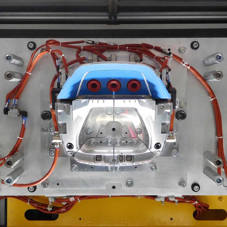 Infrared welding tool, upper fixture installed in machine