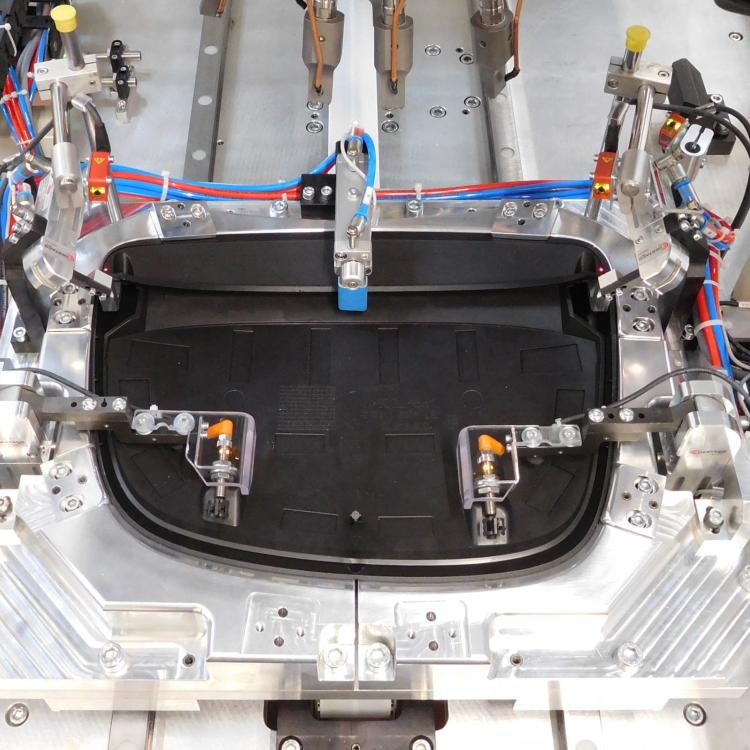 Ultrasonic welding tool for cover dashboard