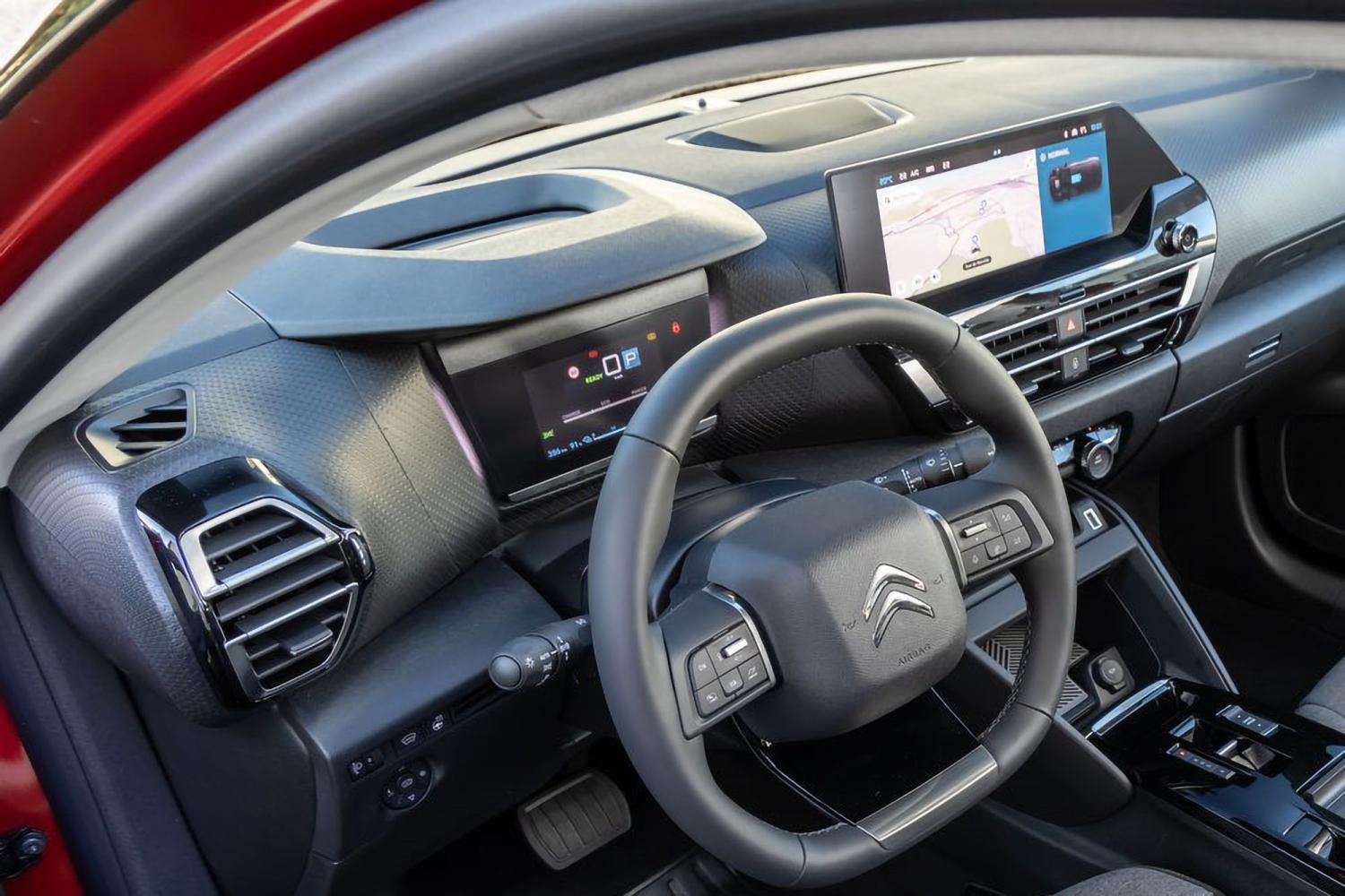Citroën C4 interior detail HUD heads up display cover (credit: Formulapassion)